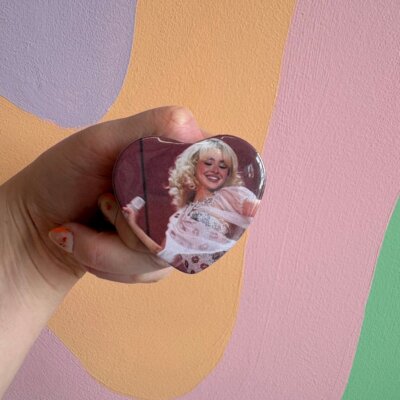Sabrina Carpenter Kisses Pin