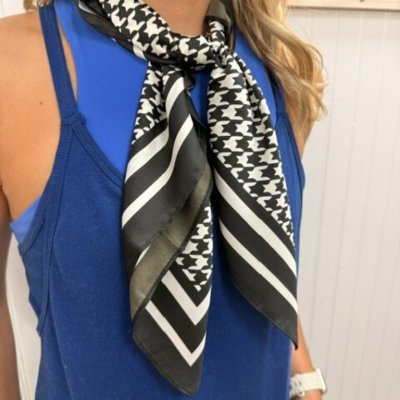 Carlton Houndstooth Scarf Medium